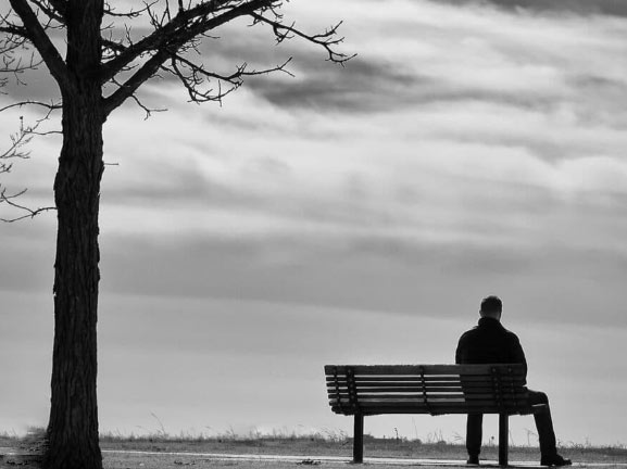 Yalnız Başına Bankta Oturan Adam